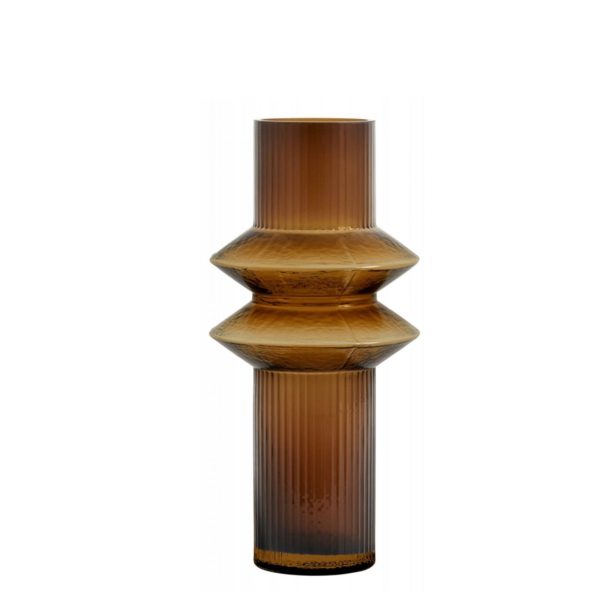 Een prachtige amber gekleurde glazen vaas van Nordal voor die zomerse bos bloemen op tafel! Nordal-collectie Vaas RILLA amber 32cm Deze vaas van Nordal is perfect om je interieur mee te stijlen. Decoreer de vaas met jouw favoriete bloemen of decoratietakken om het plaatje compleet te maken. De vaas is 32 cm hoog en gemaakt van glas in een diepe amer kleur en heeft een uniek cilinder ontwerp met ribbels waardoor het een echte blikvanger op tafel is, ook zonder bloemen!